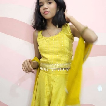 Traditional fashion portrait highlighting styling confidence and natural posing skills.